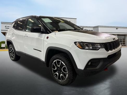 Used 2024 Jeep Compass Trailhawk image 7