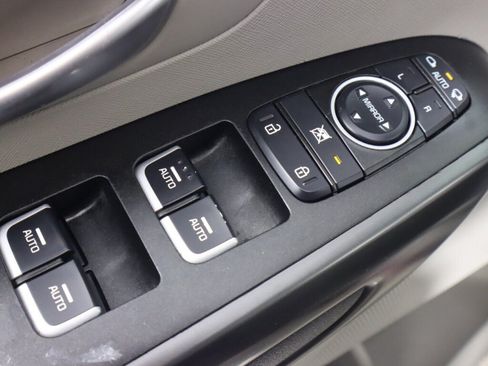Used 2017 Kia Sedona LX w/ LX Essentials Premium Package FWD image 27