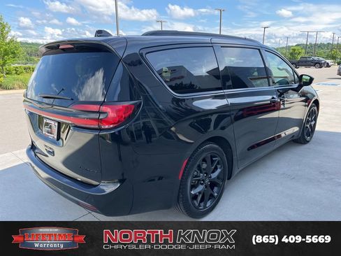 Used 2025 Chrysler Pacifica Limited FWD image 21