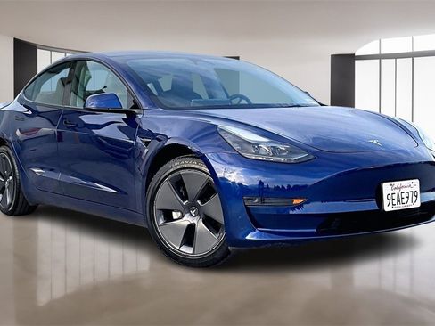 Used 2023 Tesla Model 3 Standard Range image 3