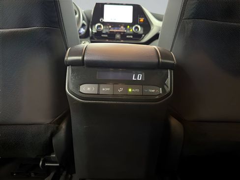 Used 2024 Toyota Highlander LE FWD image 27