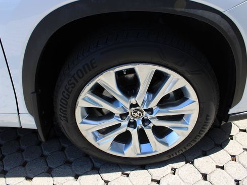 Used 2023 Toyota Highlander Limited FWD image 16