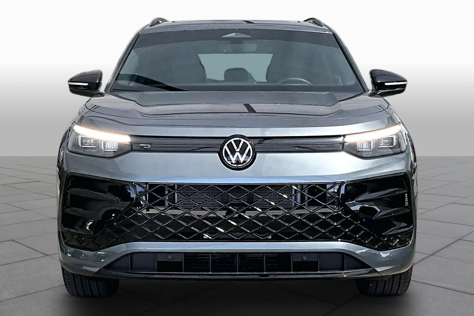 Used 2025 Volkswagen Tiguan SE R-Line FWD image 4