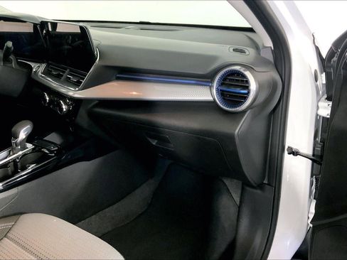 Used 2025 Chevrolet Trax LT w/ LT Convenience Package image 16