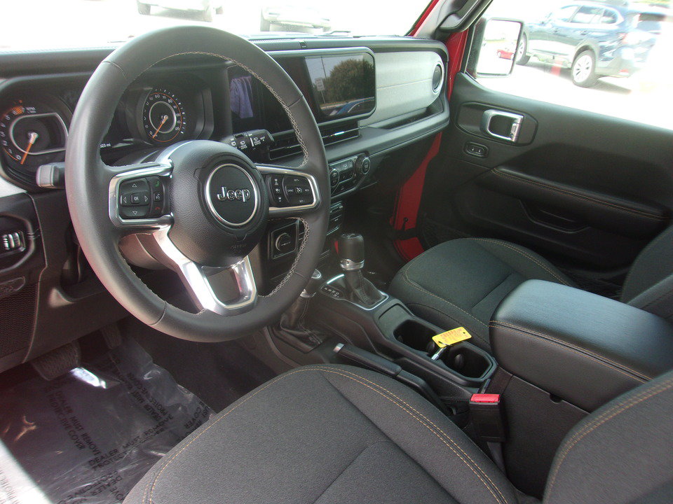 Used 2025 Jeep Wrangler Unlimited Sahara AWD/4WD image 9