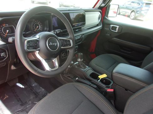 Used 2025 Jeep Wrangler Unlimited Sahara AWD/4WD image 9