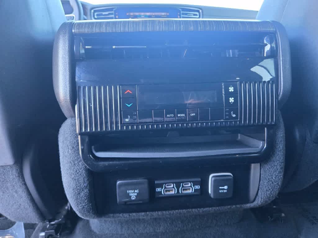 Used 2024 Jeep Wagoneer L Series II w/ Flexible Seating Group AWD/4WD image 13