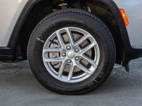 Used 2023 Jeep Grand Cherokee L Laredo image 11