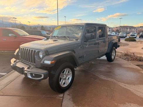 Used 2023 Jeep Gladiator Sport image 3