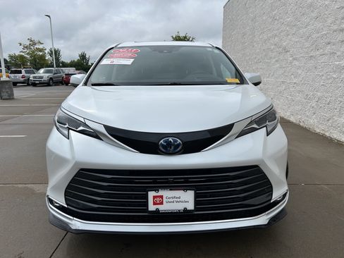 Certified 2023 Toyota Sienna Platinum AWD/4WD image 2