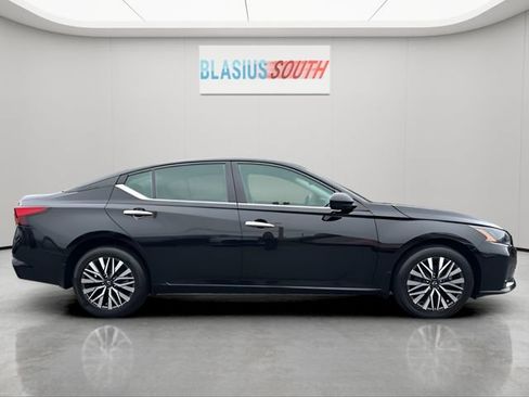 Used 2023 Nissan Altima 2.5 SV AWD/4WD image 2