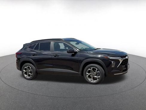 Used 2025 Chevrolet Trax LT image 2