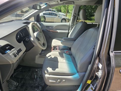 Used 2013 Toyota Sienna XLE AWD/4WD image 9