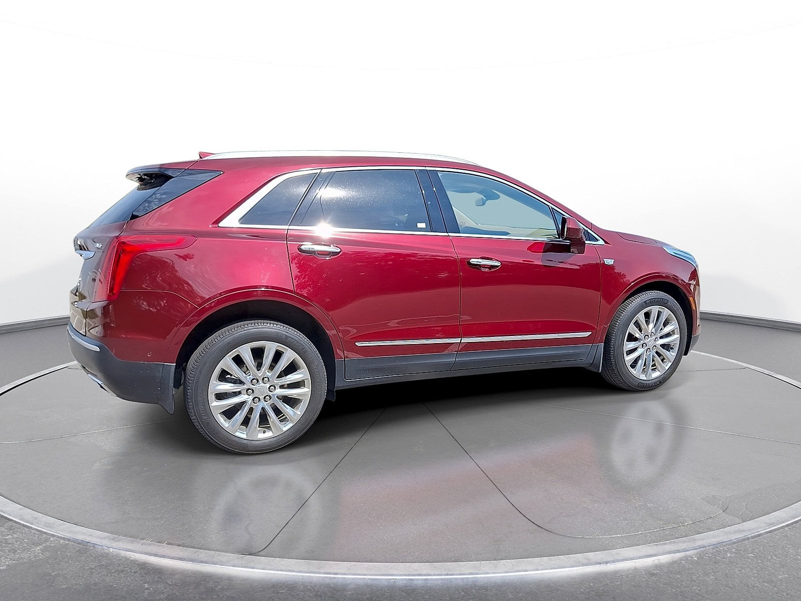 Used 2017 Cadillac XT5 Platinum w/ Driver Assist Package AWD/4WD image 8