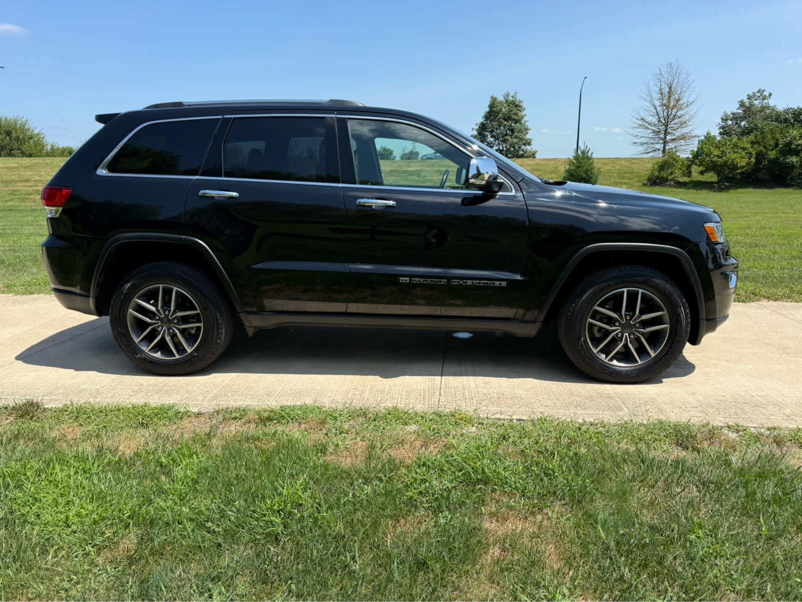 Used 2022 Jeep Grand Cherokee Limited AWD/4WD image 7