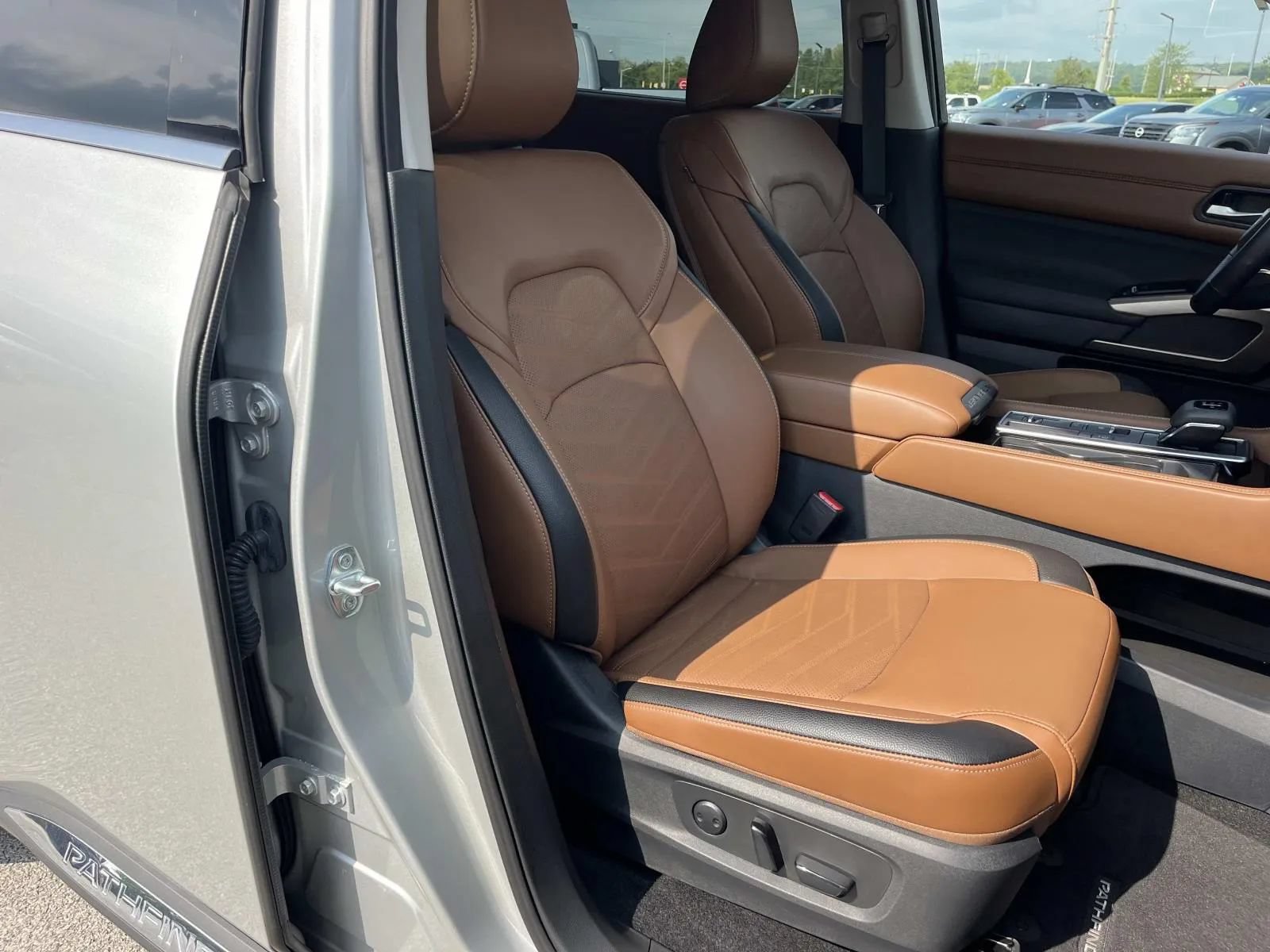 Used 2025 Nissan Pathfinder Platinum w/ Cargo Package FWD image 27