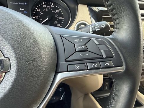 Used 2017 Nissan Rogue SV image 38