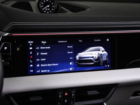 Certified 2025 Porsche Macan Electric image 18