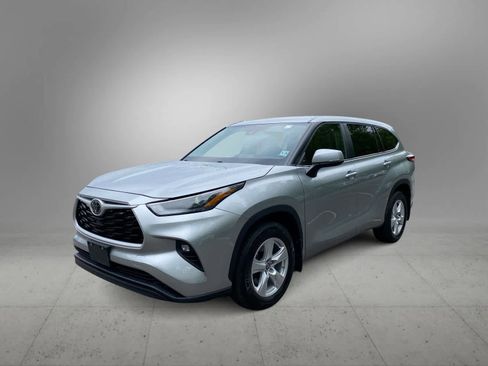 Used 2023 Toyota Highlander LE AWD/4WD image 1