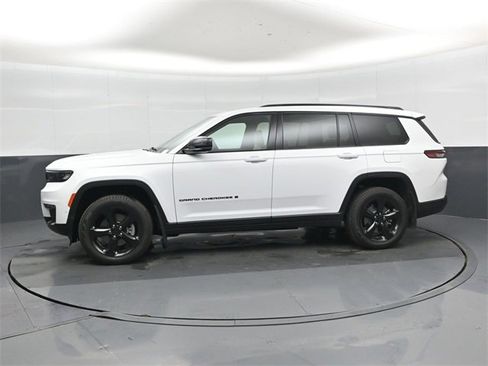 Used 2025 Jeep Grand Cherokee L Limited w/ Luxury Tech Group II image 7