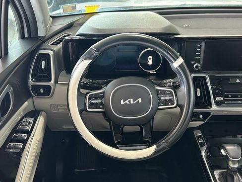 Used 2023 Kia Sorento FWD image 9