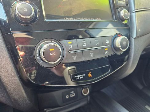 Used 2018 Nissan Rogue S image 32