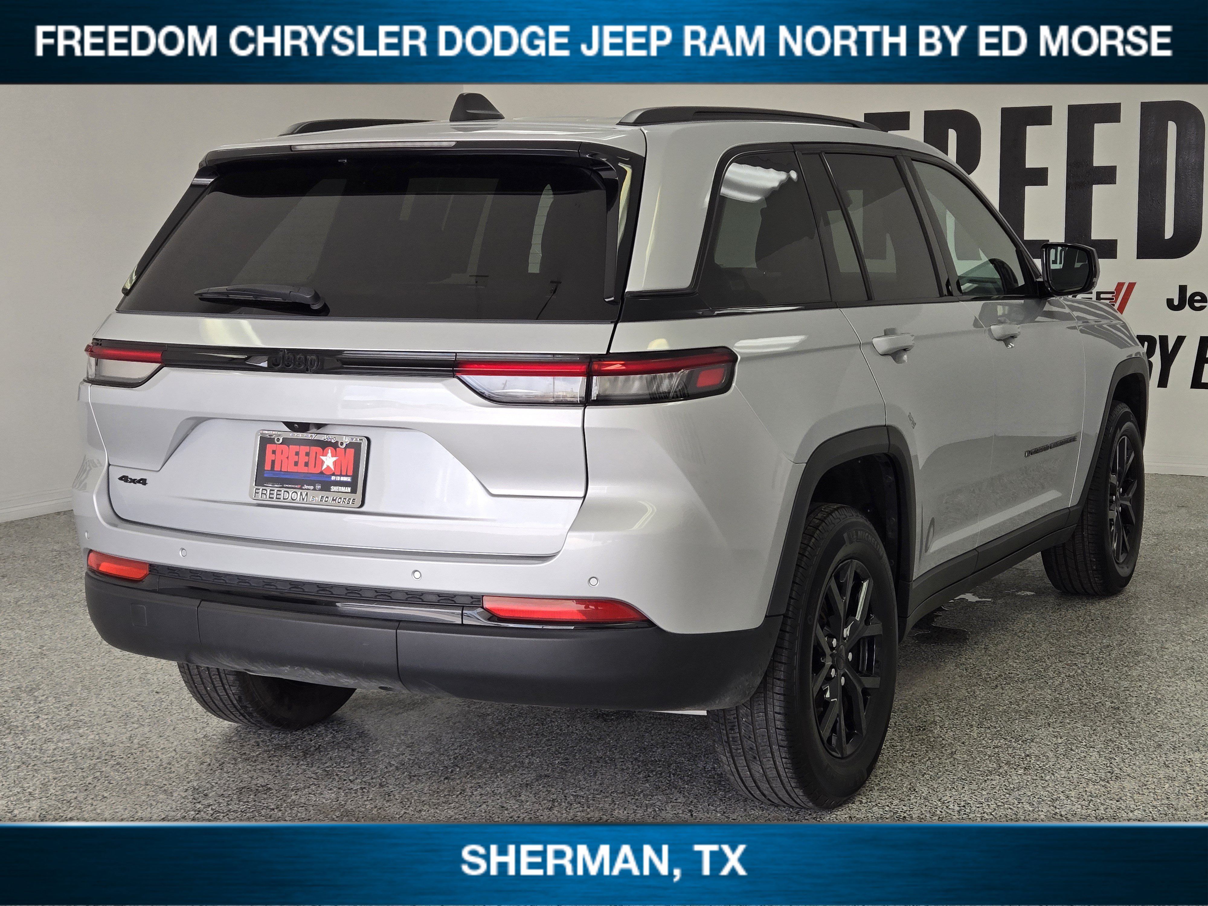 Used 2025 Jeep Grand Cherokee Altitude AWD/4WD image 3