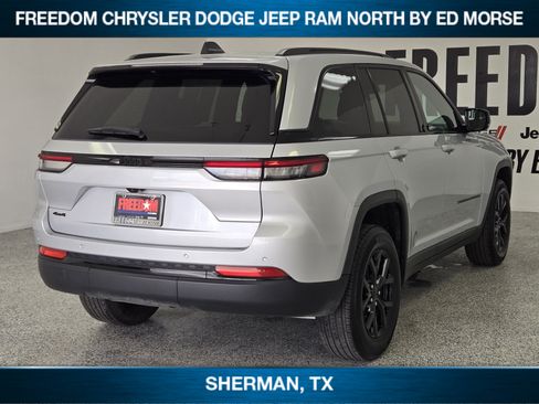 Used 2025 Jeep Grand Cherokee Altitude AWD/4WD image 3