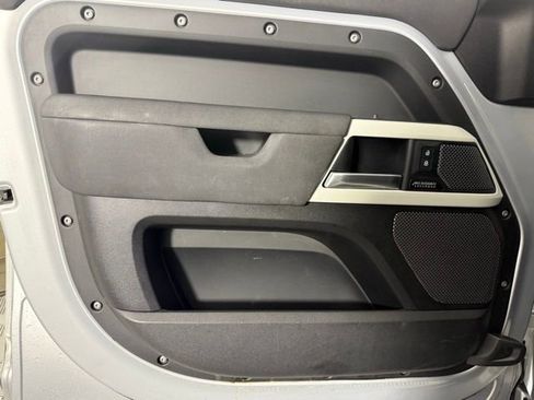 Used 2023 Land Rover Defender 110 SE image 15