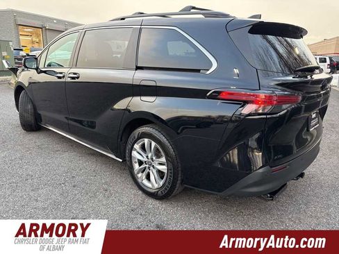 Used 2022 Toyota Sienna XLE Woodland Edition image 6
