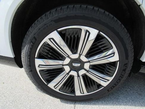 Certified 2025 Cadillac Escalade IQ Luxury 2 AWD/4WD image 9