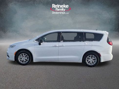 Used 2025 Chrysler Pacifica Select image 9