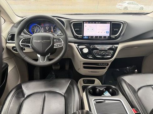 Used 2023 Chrysler Pacifica Touring-L FWD image 31