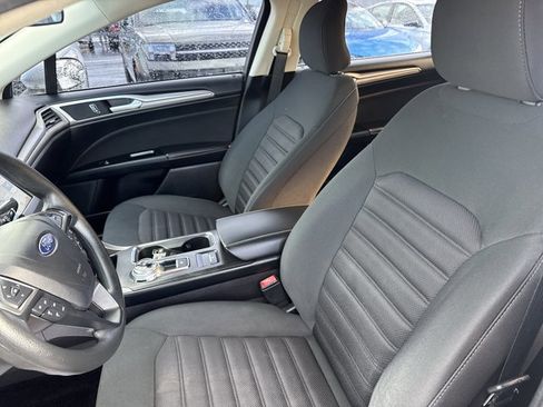 Used 2017 Ford Fusion SE w/ Fusion SE Technology Package image 5