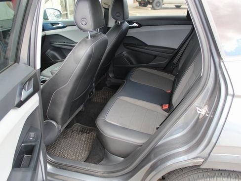 Used 2022 Volkswagen Taos SE w/ Panoramic Sunroof Package image 21