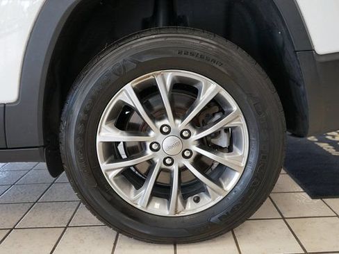 Used 2020 Jeep Cherokee Latitude Plus w/ Cold Weather Group AWD/4WD image 52