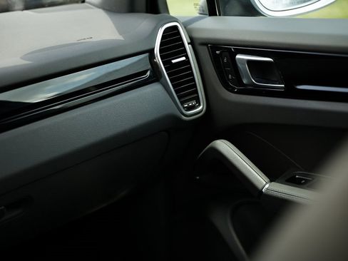 Used 2022 Porsche Cayenne Platinum Edition image 29