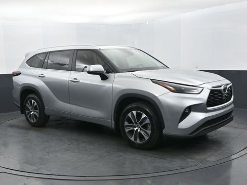 Used 2024 Toyota Highlander XLE image 7