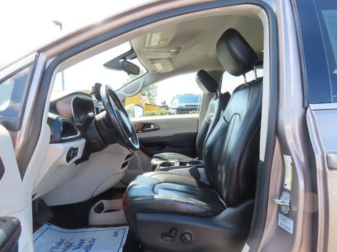 Used 2017 Chrysler Pacifica Touring-L FWD image 14