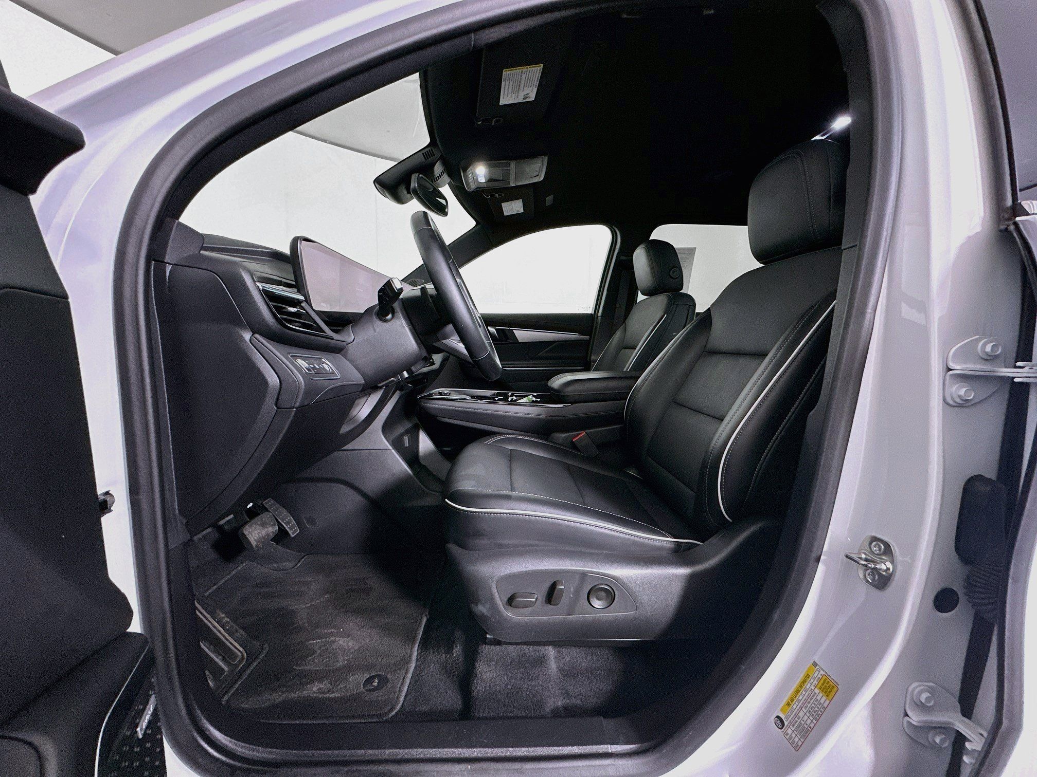Used 2025 Buick Enclave Preferred FWD image 13