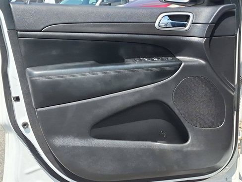 Used 2018 Jeep Grand Cherokee Altitude AWD/4WD image 12