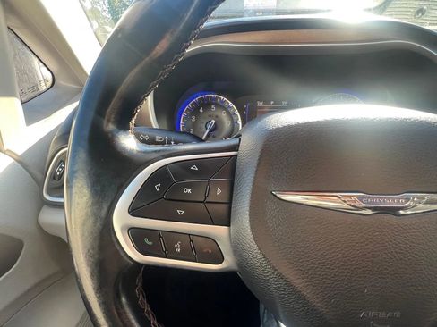 Used 2018 Chrysler Pacifica Touring-L w/ Premium Audio Group image 15