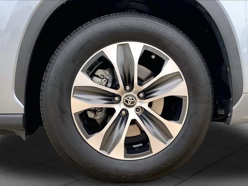 Used 2023 Toyota Highlander XLE FWD image 11