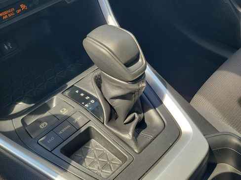 Used 2019 Toyota RAV4 LE FWD image 24