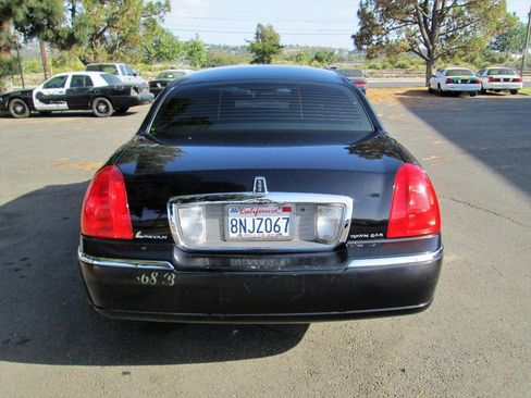 Used 2011 Lincoln Town Car Signature Limited image 5