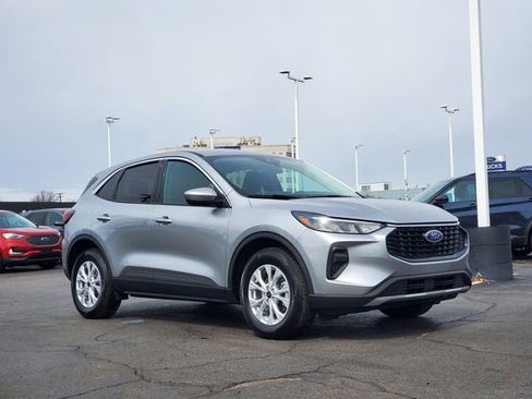 Used 2023 Ford Escape Active w/ Tech Pack #2 AWD/4WD image 2