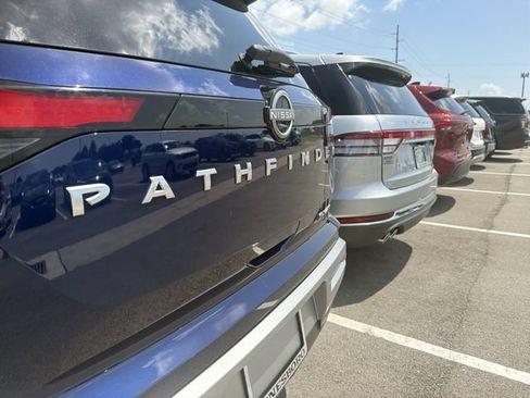Used 2025 Nissan Pathfinder SL AWD/4WD image 40