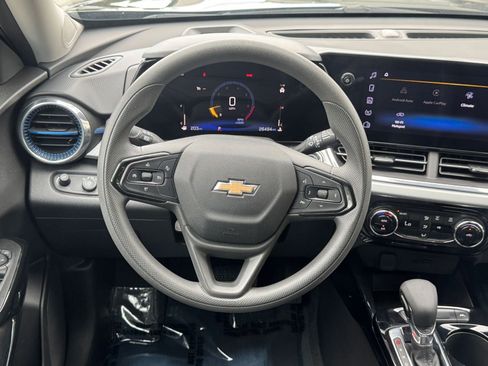 Used 2025 Chevrolet Trax LT FWD image 28
