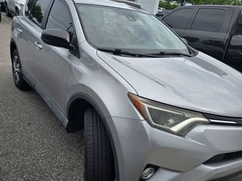 Used 2018 Toyota RAV4 LE FWD image 12