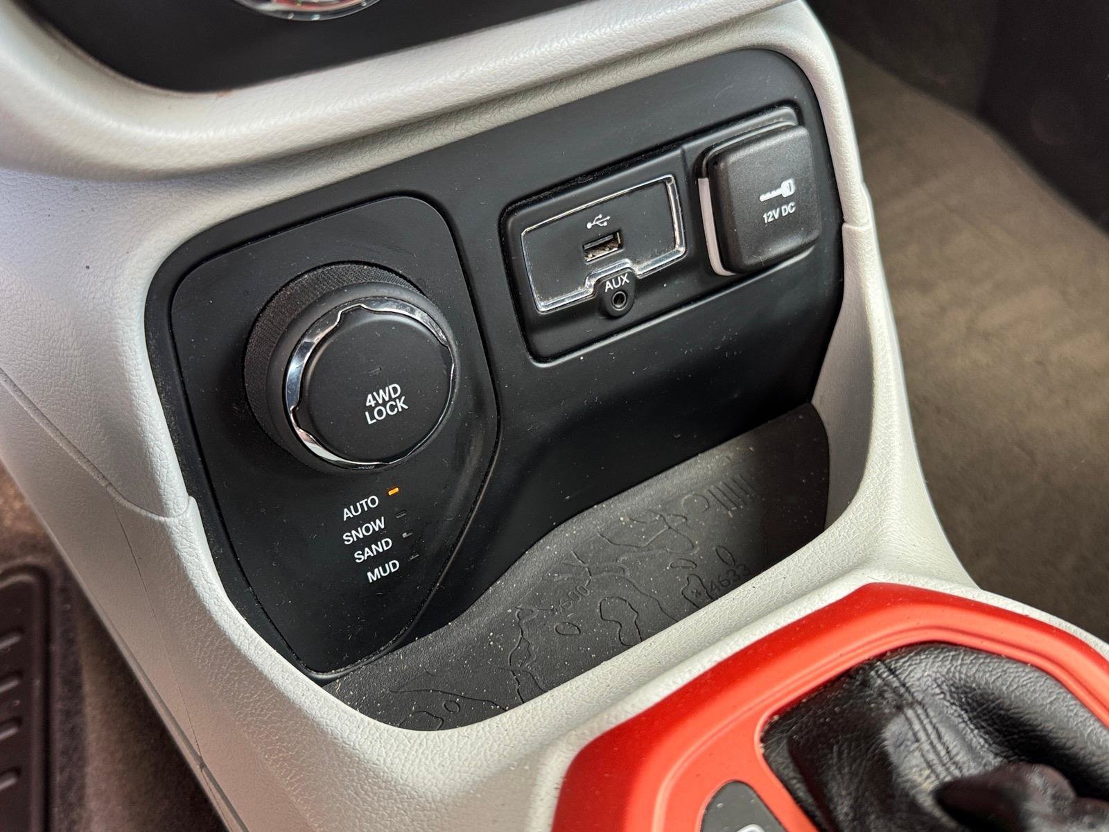 Used 2015 Jeep Renegade Latitude AWD/4WD image 12